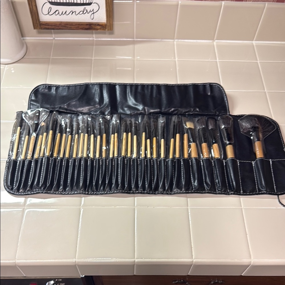 NWOT Black Makeup Brush Set 32 with Roll-Up Case
